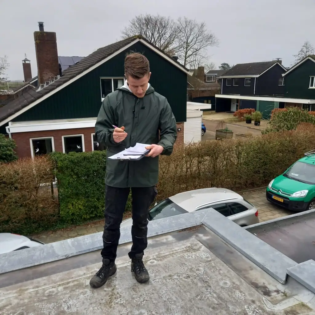 Dakinspectie door medewerker op een dak